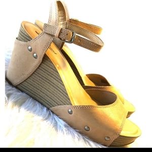 9.5 LuckyBrand wedges